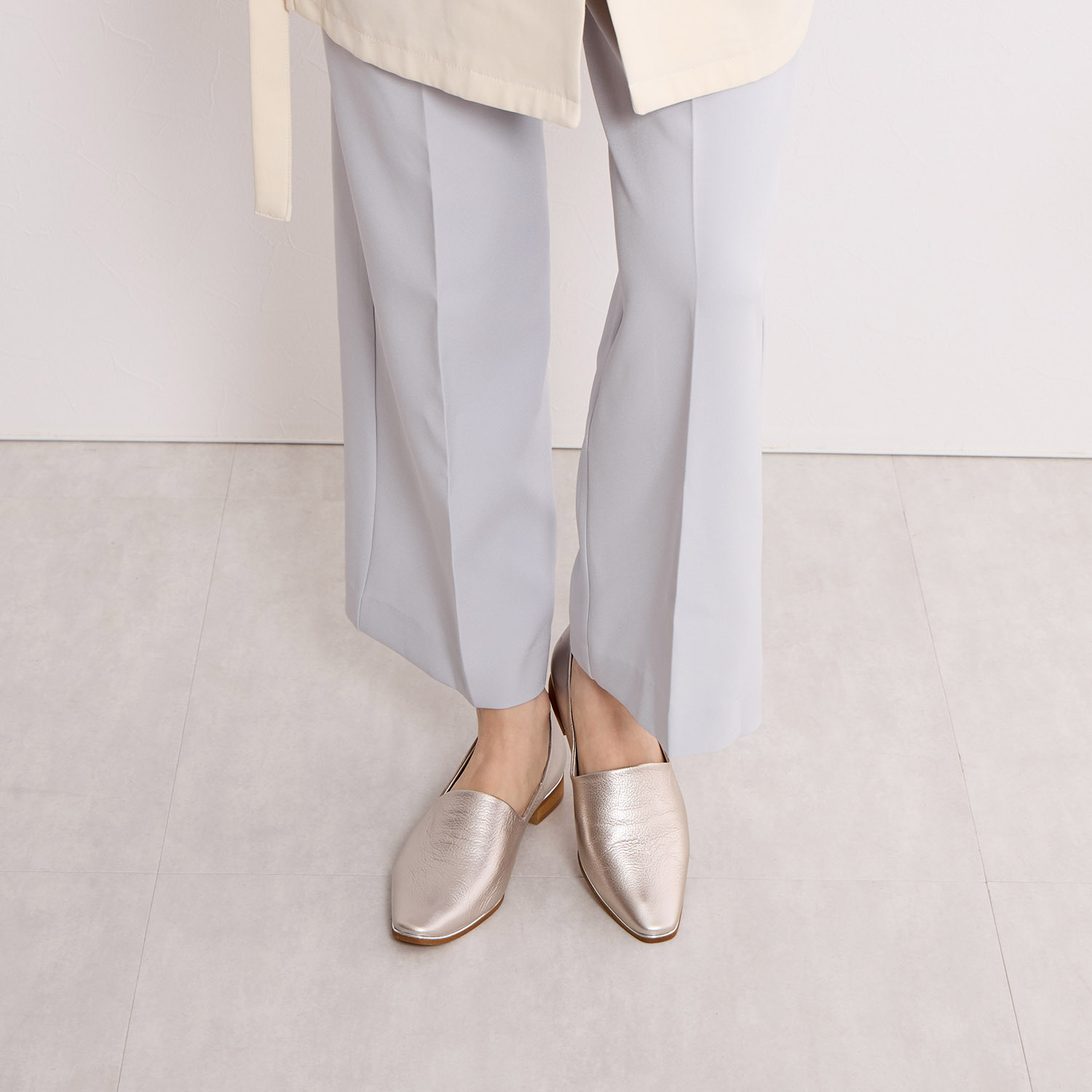 卑弥呼 ＜日本製＞はっ水本革 メタルライン フラットパンプス