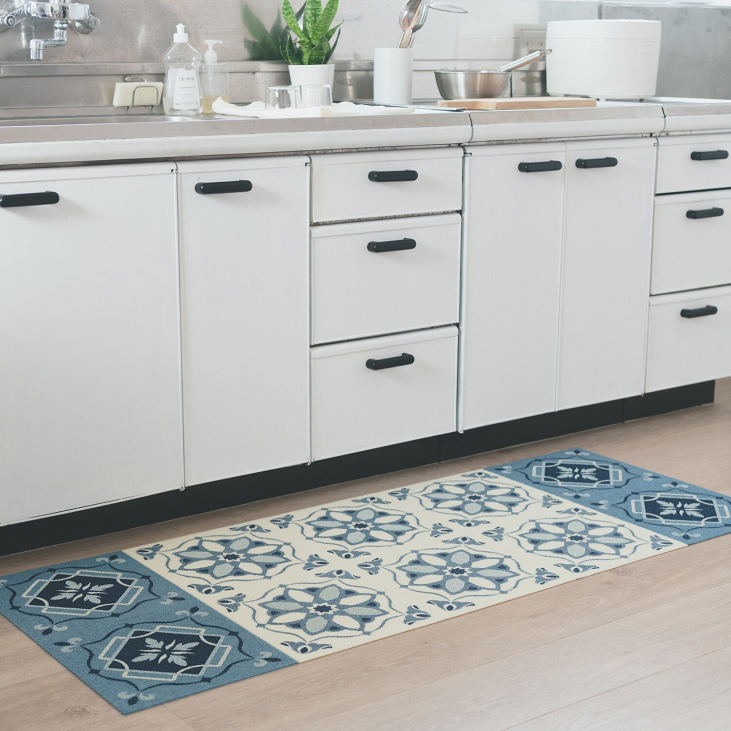 おくだけ吸着 消臭・はっ水・防汚機能付 タイルマット モロッコタイル柄 同色４枚セット