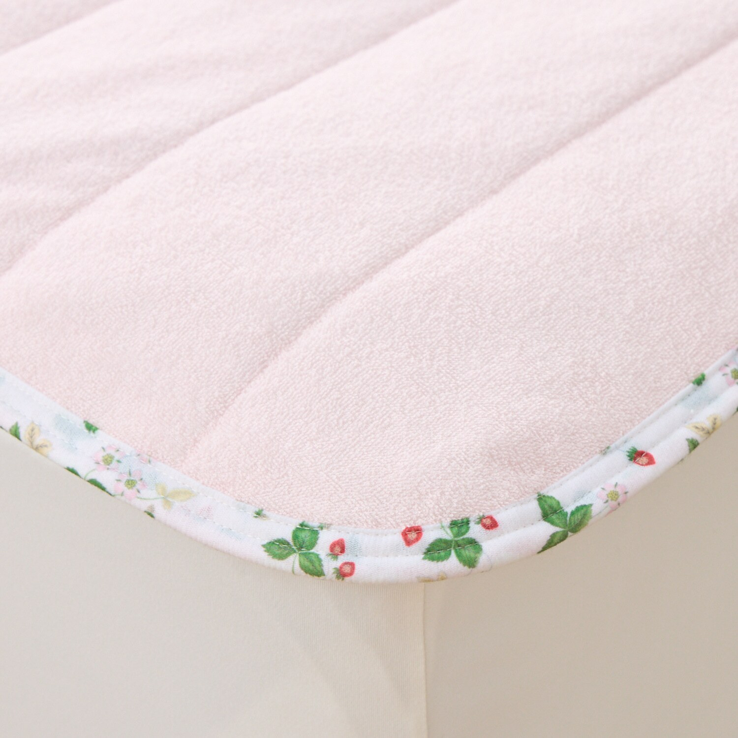 ウェッジウッド ワイルドストロベリー リバーシブル敷きパッド ＜シングル＞