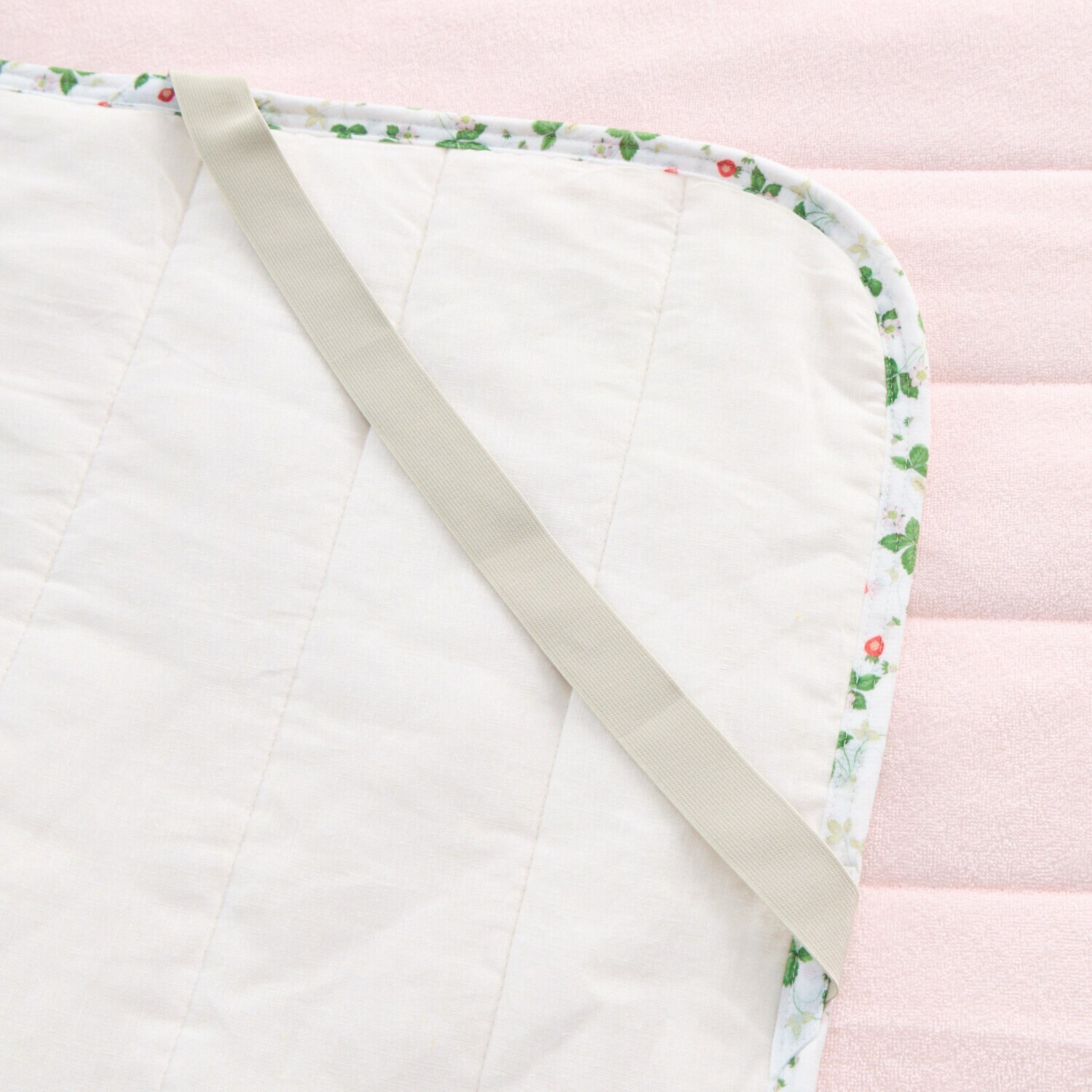 ウェッジウッド ワイルドストロベリー リバーシブル敷きパッド ＜シングル＞