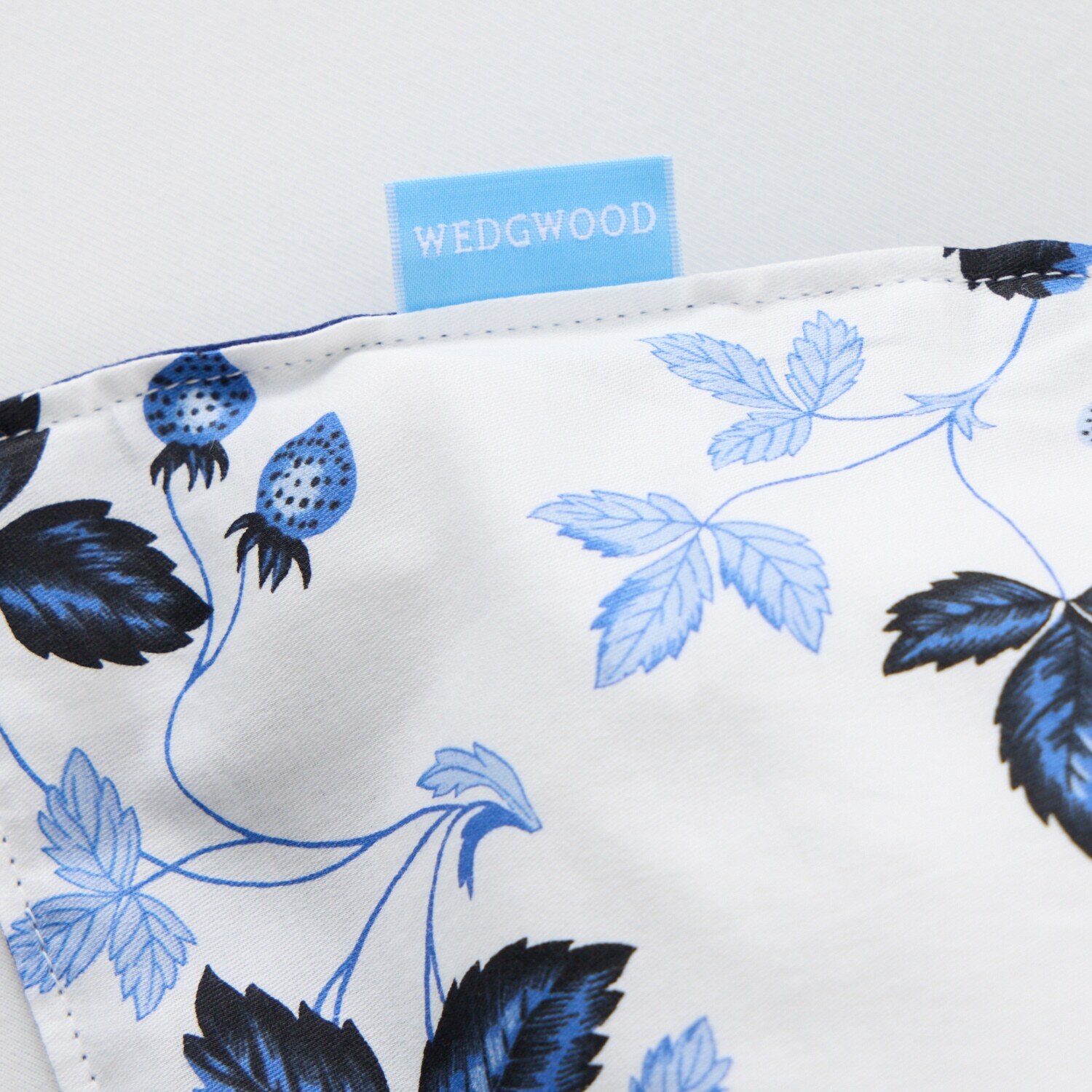 ウェッジウッド ストロベリーインクブルー コットンサテン掛けカバー ＜シングル＞