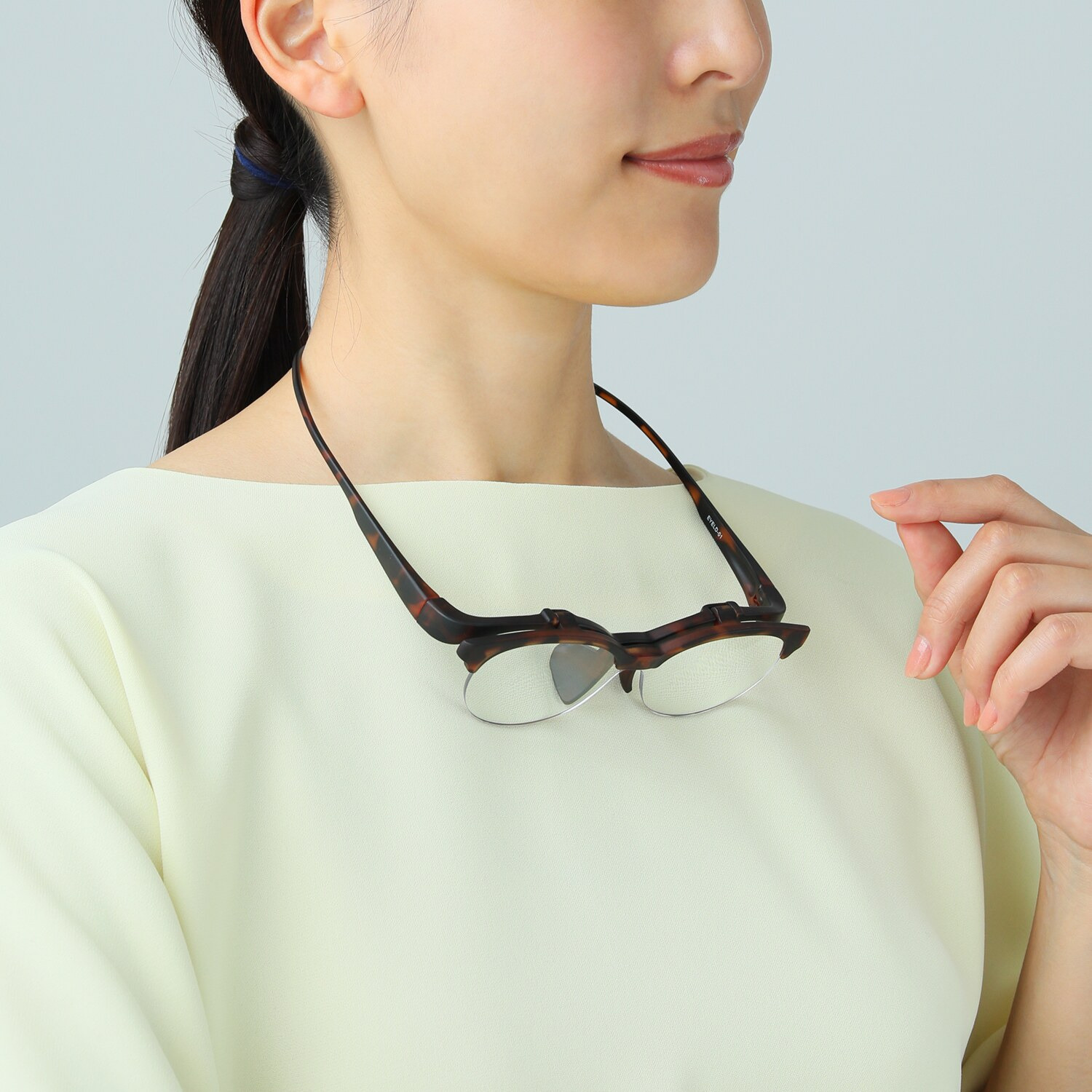 拡大鏡と調光レンズが これ１本！ １日中大活躍！便利が続く マグネット式 跳ね上げ式拡大鏡 アイルーぺ　デイリー