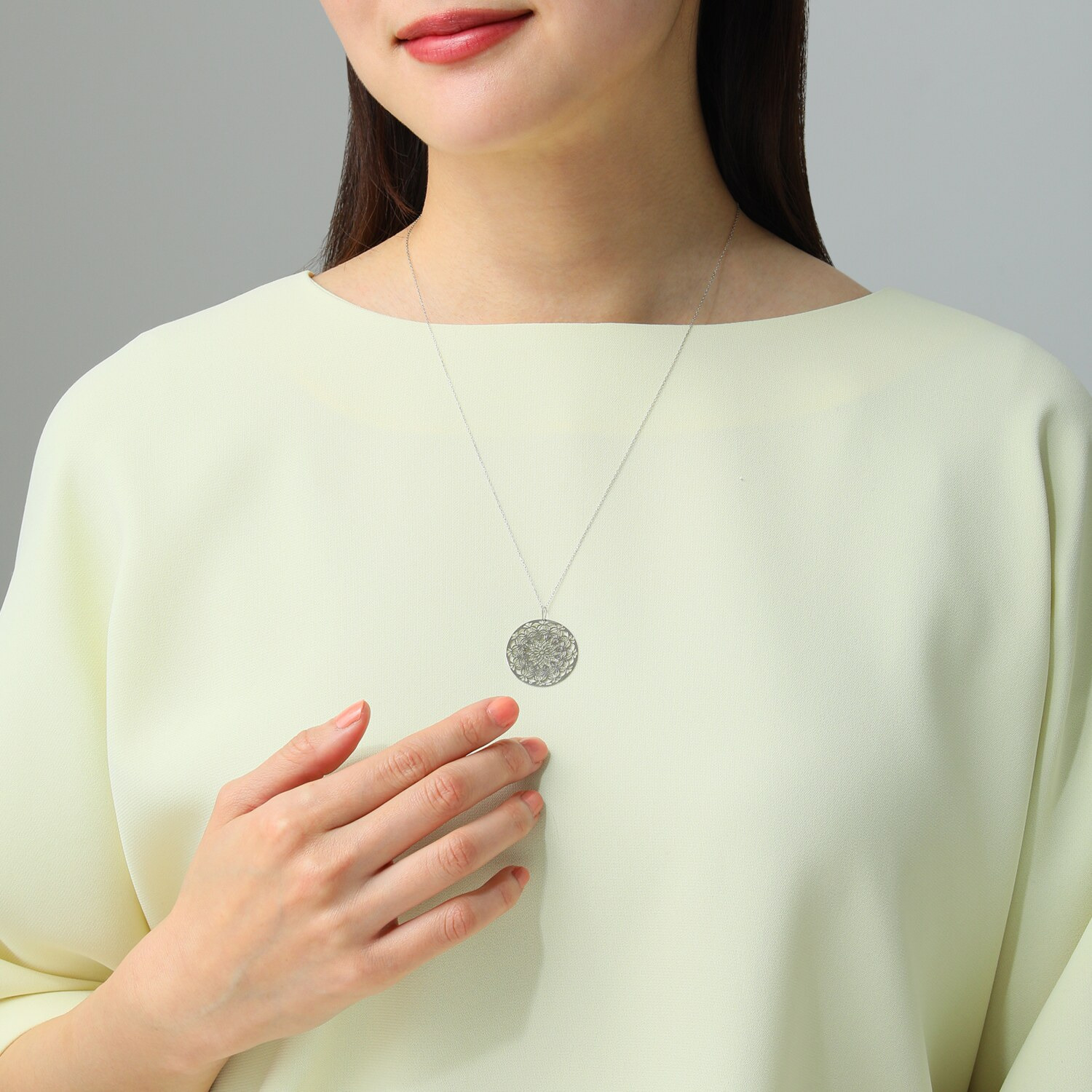 オーサムジュエリー プラチナ９５０ アラベスクデザイン ラウンド型 透かしペンダントトップ