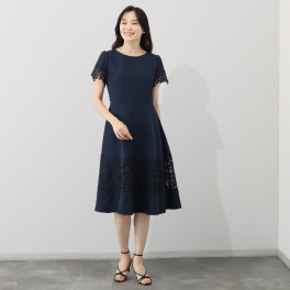クリス・セリーン 柔らかにそよぐ オリジナルレースを はめ込んだ フレアースカートが美しい ワンピース
