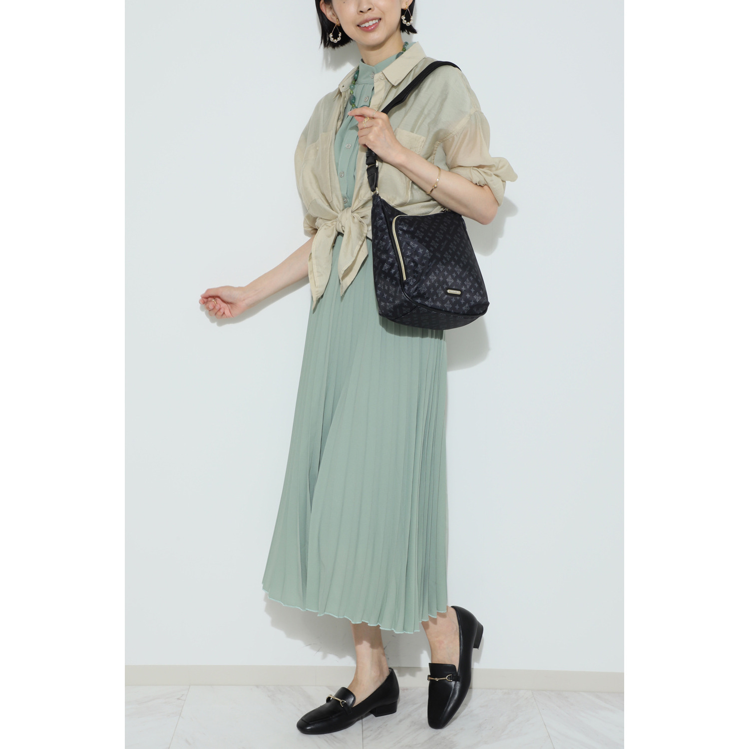 クリスチャン　オリビエ はっ水モノグラム柄 ダブルＬ字ファスナー 軽量縦ショルダーバッグ 