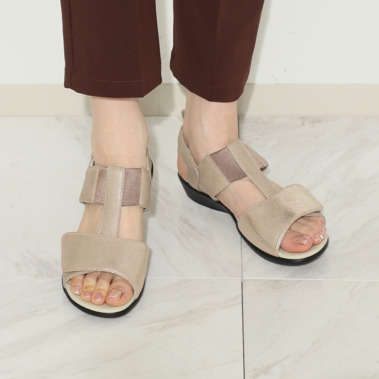 アーチフィッター 足裏の３点アーチを 正しい位置でサポート！ Ｔストラップ フラットサンダル １４０