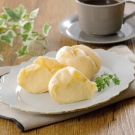 函館＜ジョリ・クレール＞ ふんわりくちどけ チーズ・スフレ＆ もちもち食感 シュークリーム