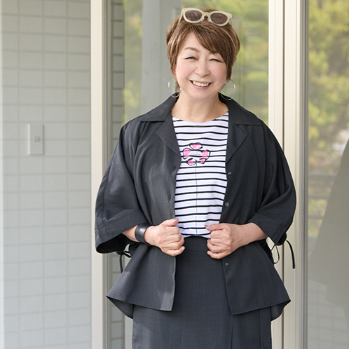 ウノ・ウノ・ドゥーエ 軽くて涼しい シワになりにくい こなれショート丈 バックギャザー シャツジャケット