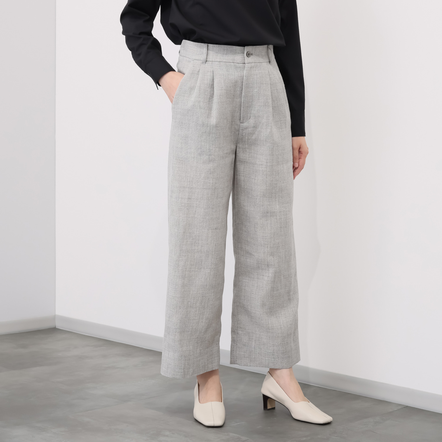 レア　ジェム 天然素材のマリアージュ フレンチリネンとウールで 上質カジュアルを装う ツータックパンツ