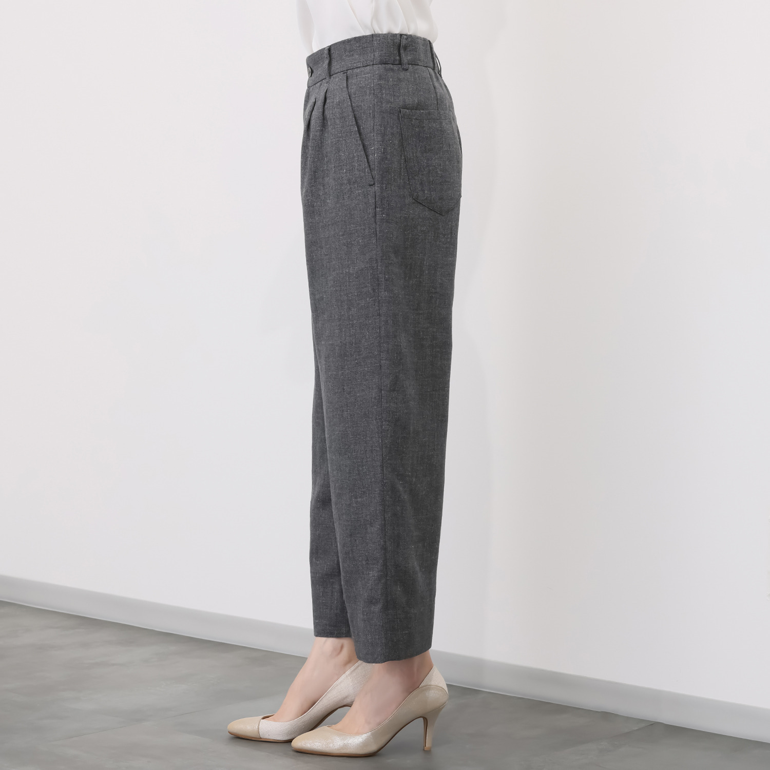 レア　ジェム 天然素材のマリアージュ フレンチリネンとウールで 上質カジュアルを装う ツータックパンツ