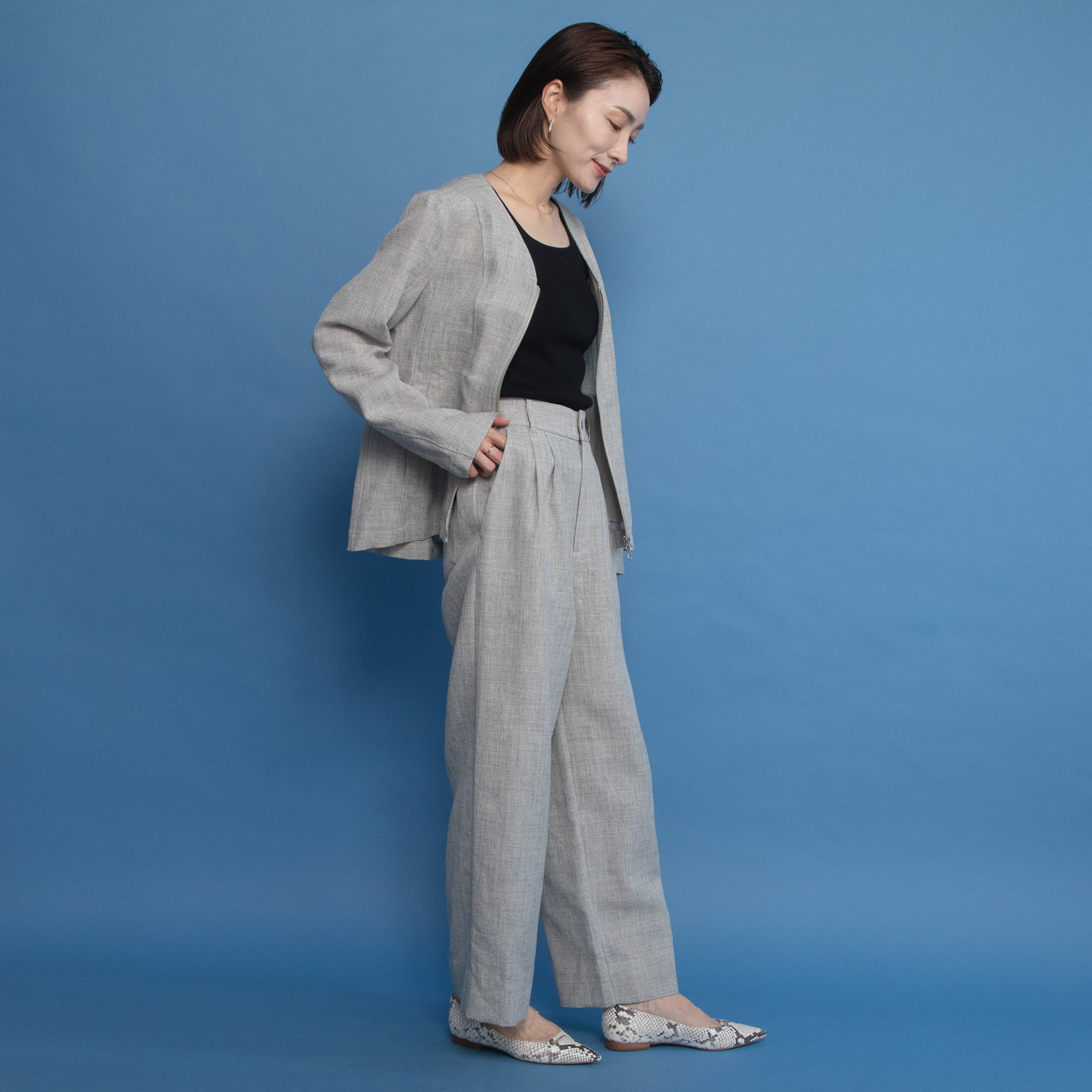 レア　ジェム 天然素材のマリアージュ フレンチリネンとウールで 上質カジュアルを装う ツータックパンツ