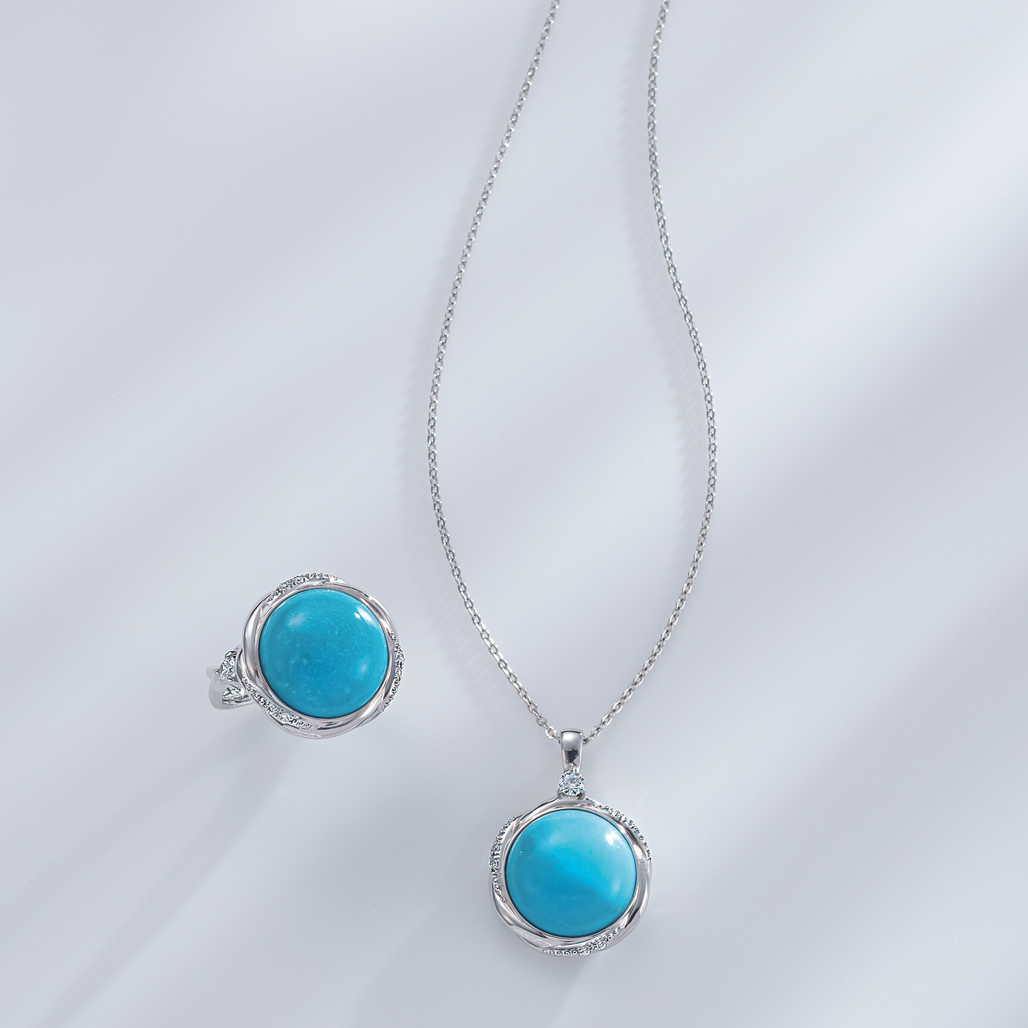 ミケランジェロ シルバー ６．５カラットＵＰ アリゾナ産ターコイズ ＣＺアクセント ラウンドカボション ペンダント