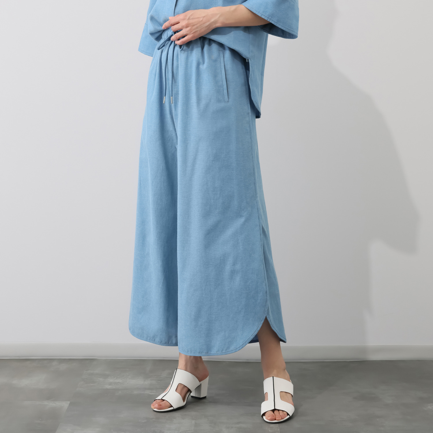 オジョウ 夏服ダンガリー風 シャンブレーを楽しむ ラウンド裾のワイドパンツ