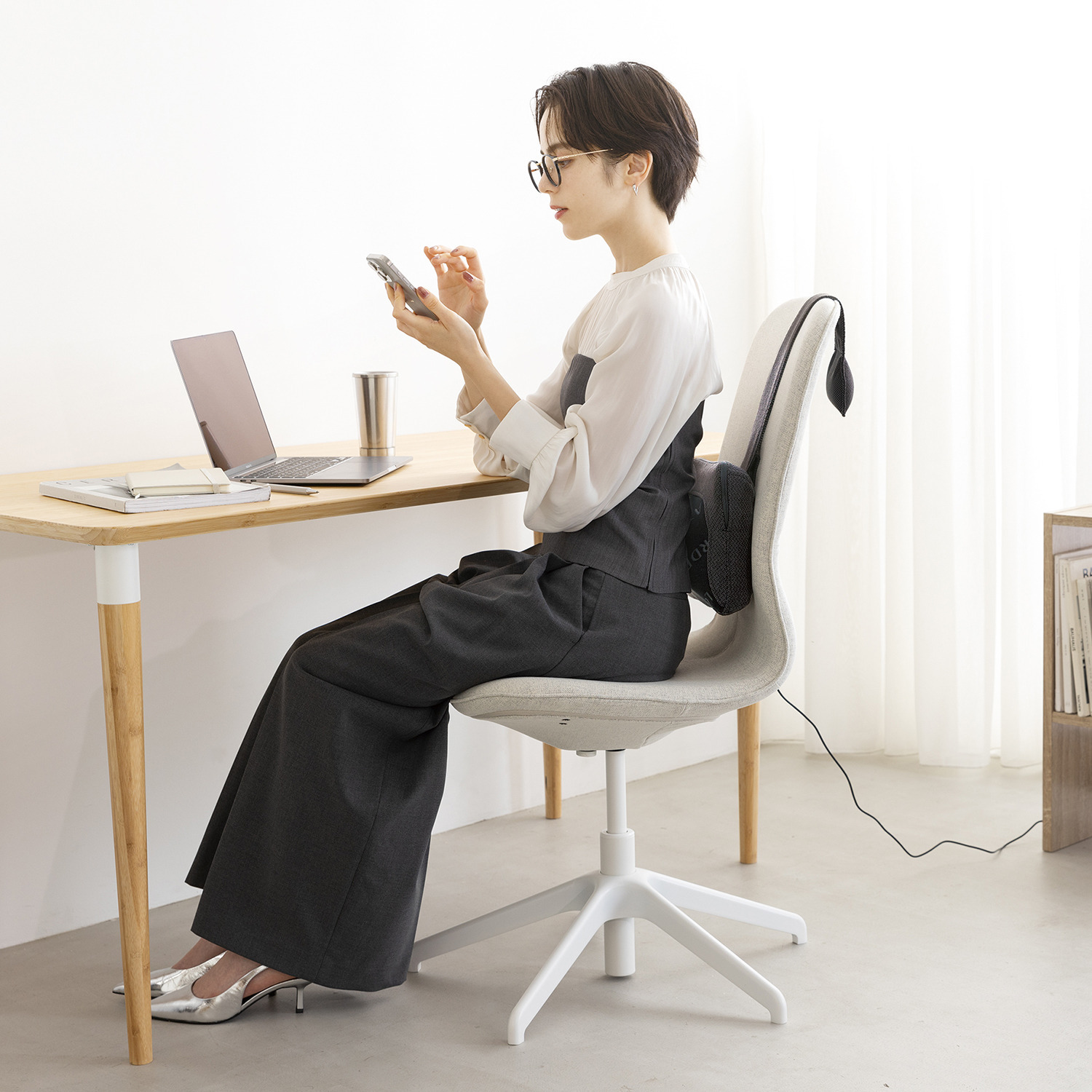 アテックスルルド 軽量＆コンパクトで 肩甲骨まわりにフィット！ マッサージクッション Ｃ３０