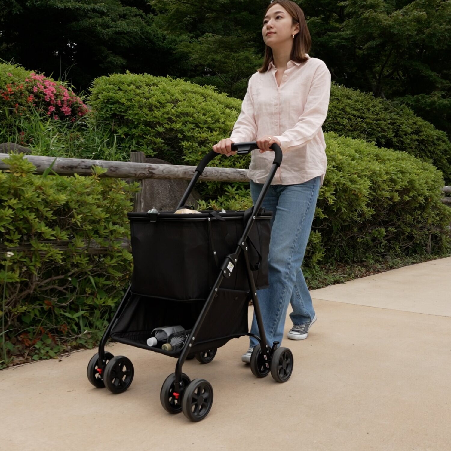 お買い物やアウトドアなど さまざまな場所で 自由な移動をサポートする マルチカート Ｓｍｏｏｖｙ