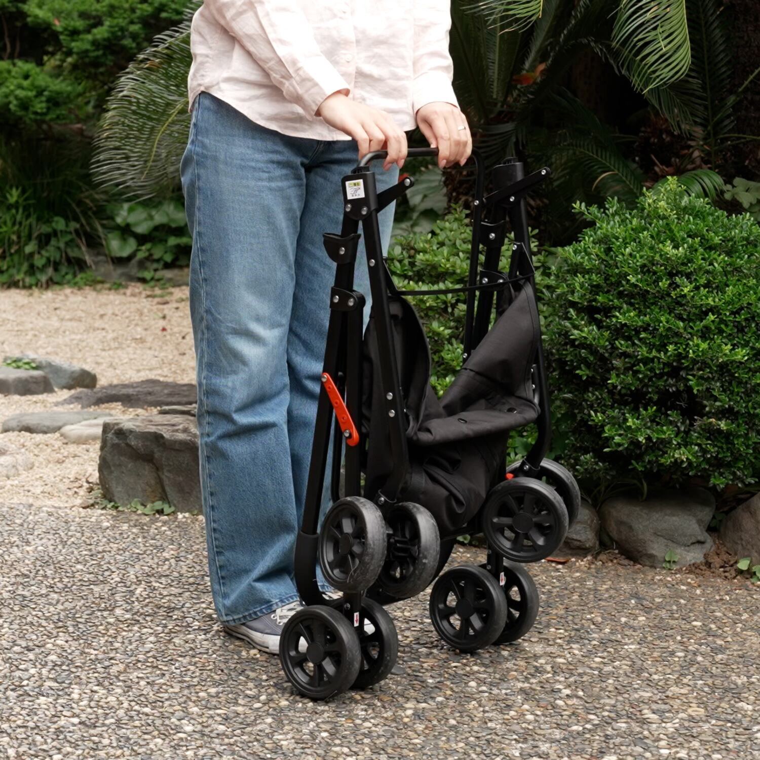 お買い物やアウトドアなど さまざまな場所で 自由な移動をサポートする マルチカート Ｓｍｏｏｖｙ