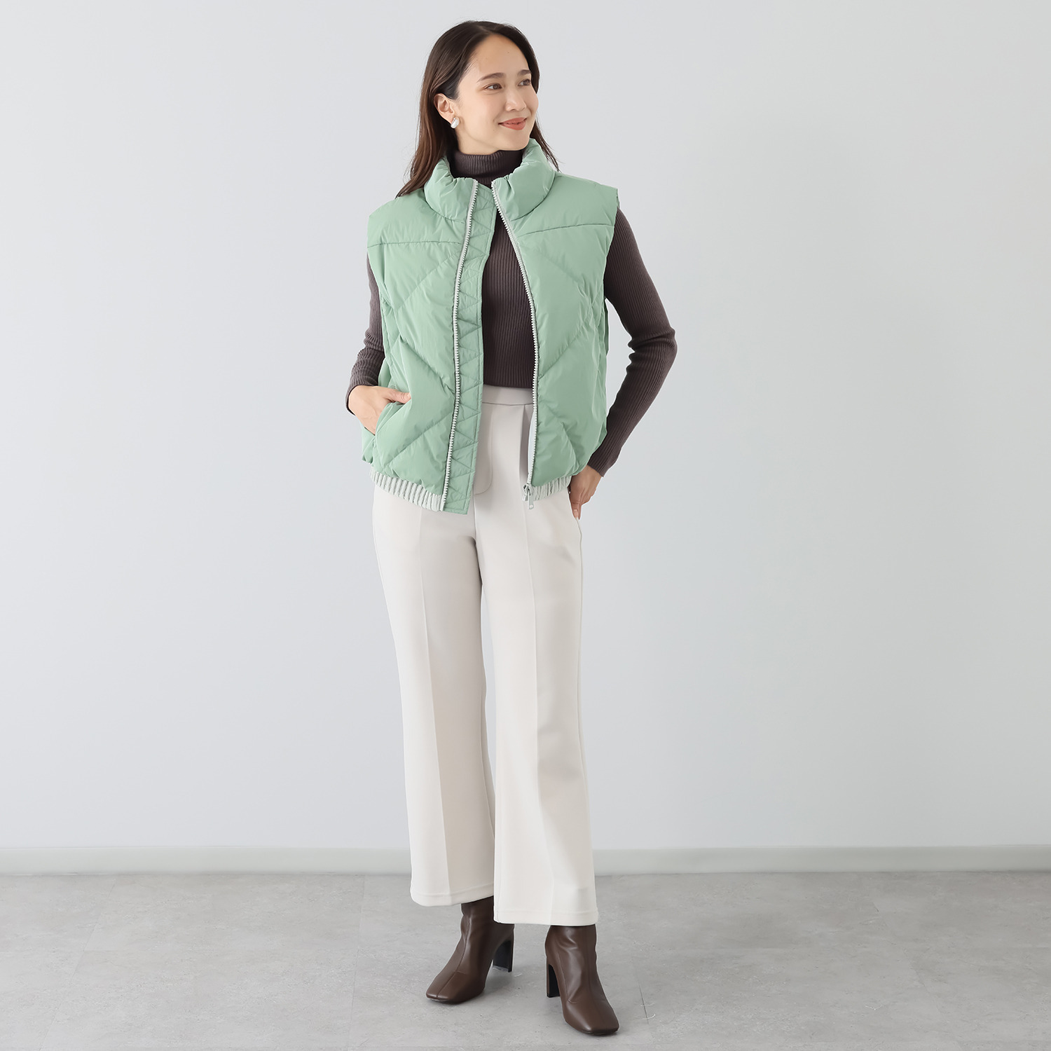 スタイルフライ シャイニー配色 パネルキルト 裾シャーリング スタンドカラーベスト