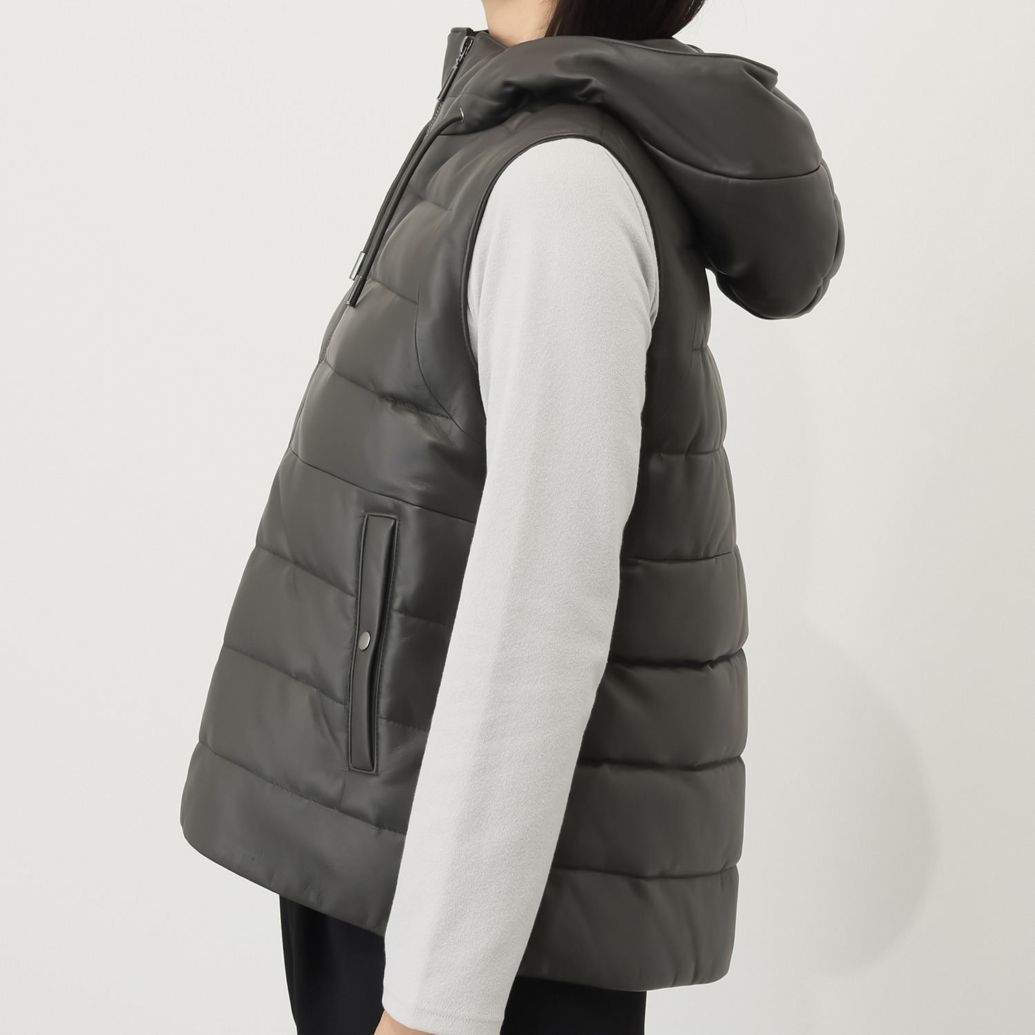 元町ゼラール ソフトラムレザー ラウンドヘムアクセント フーディーダウンベスト