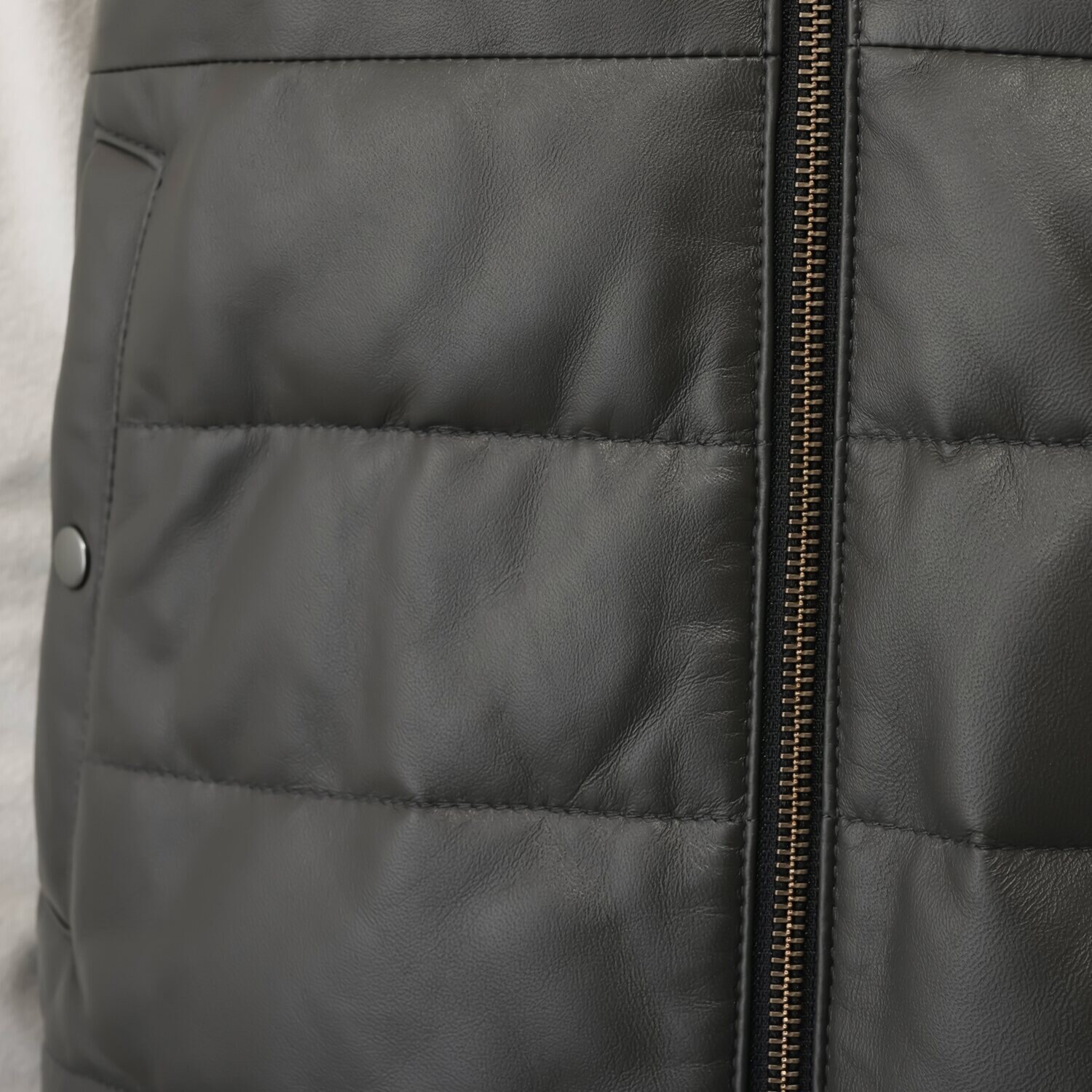 元町ゼラール ソフトラムレザー ラウンドヘムアクセント フーディーダウンベスト