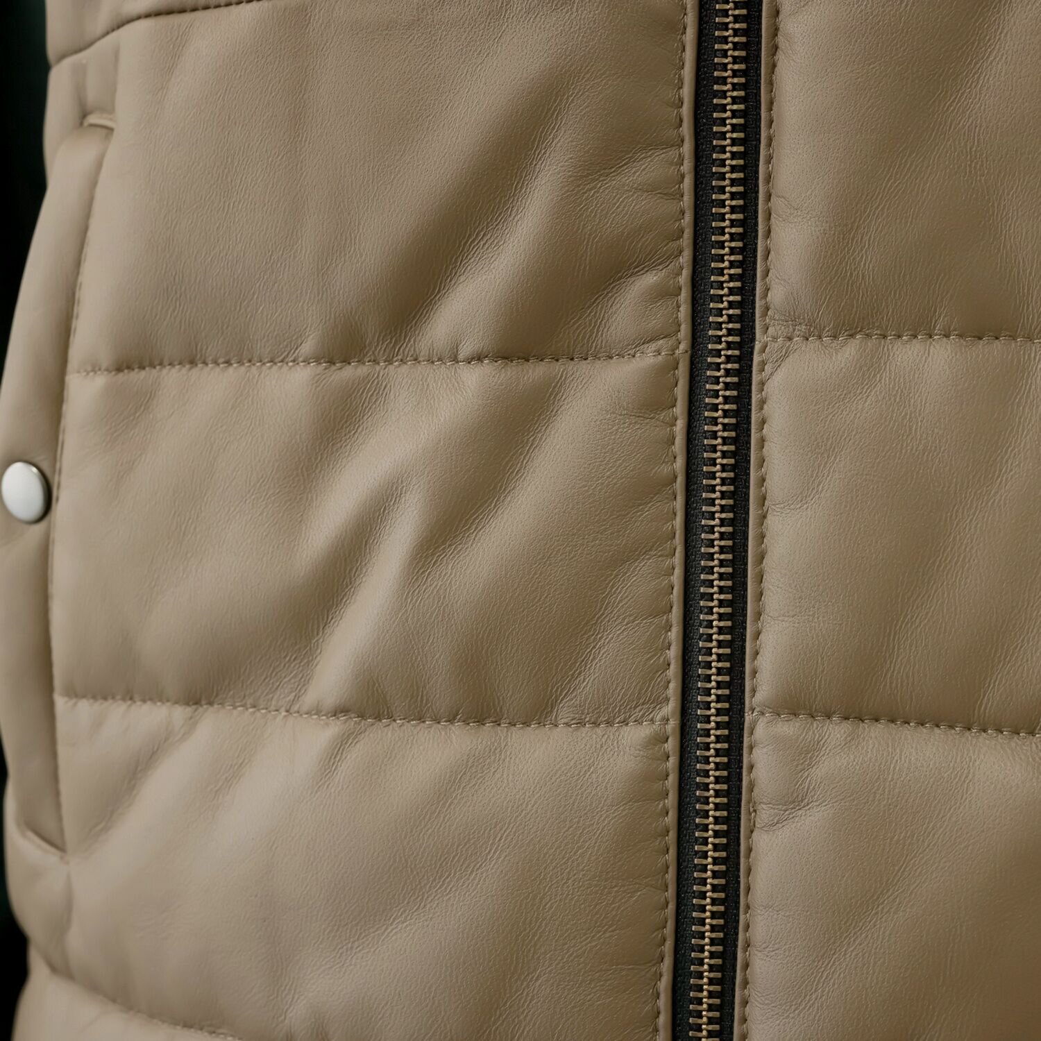 元町ゼラール ソフトラムレザー ラウンドヘムアクセント フーディーダウンベスト