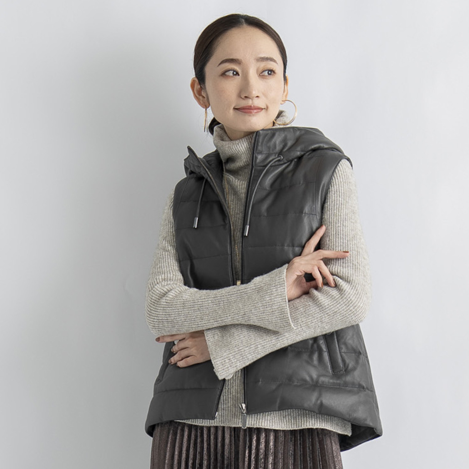 元町ゼラール ソフトラムレザー ラウンドヘムアクセント フーディーダウンベスト