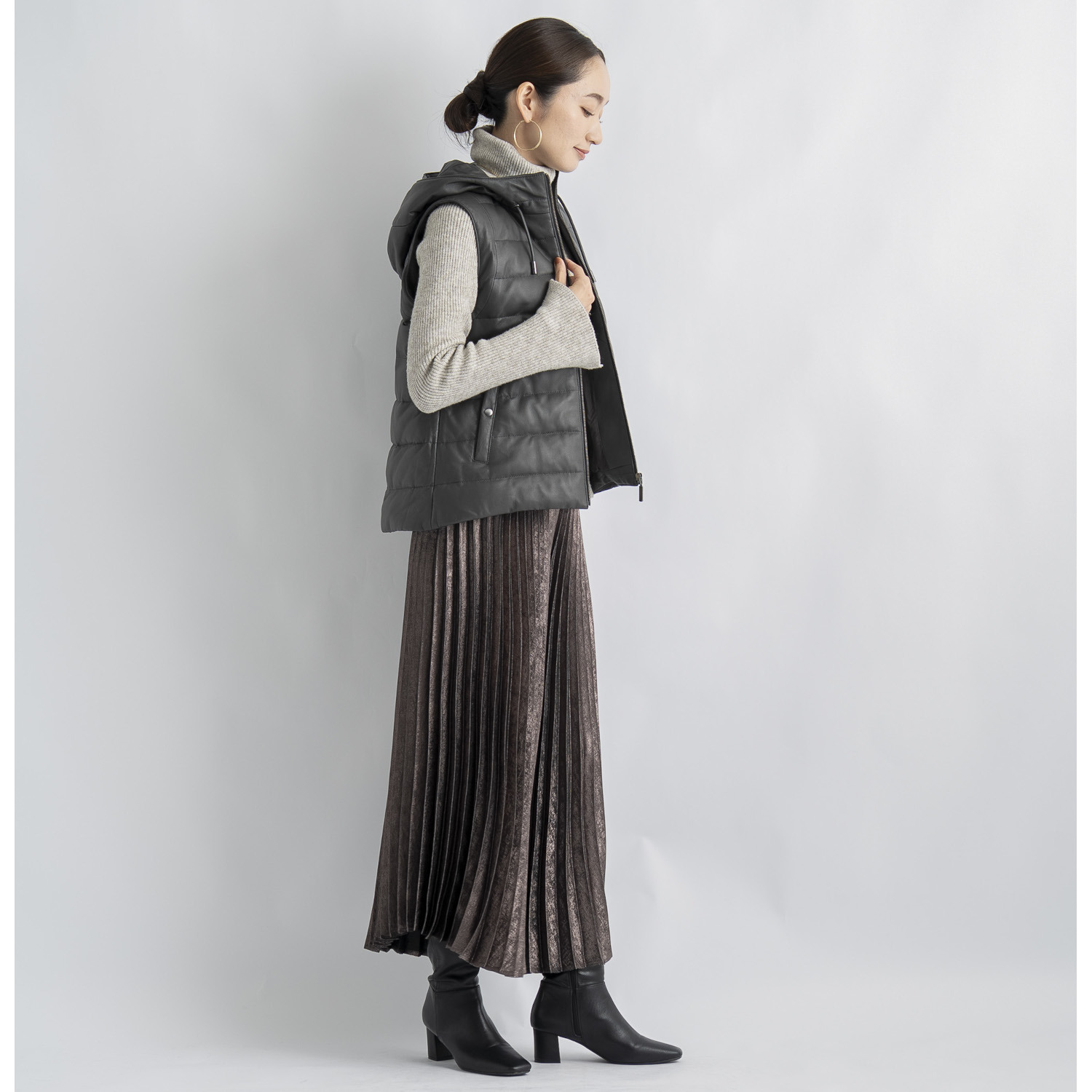 元町ゼラール ソフトラムレザー ラウンドヘムアクセント フーディーダウンベスト