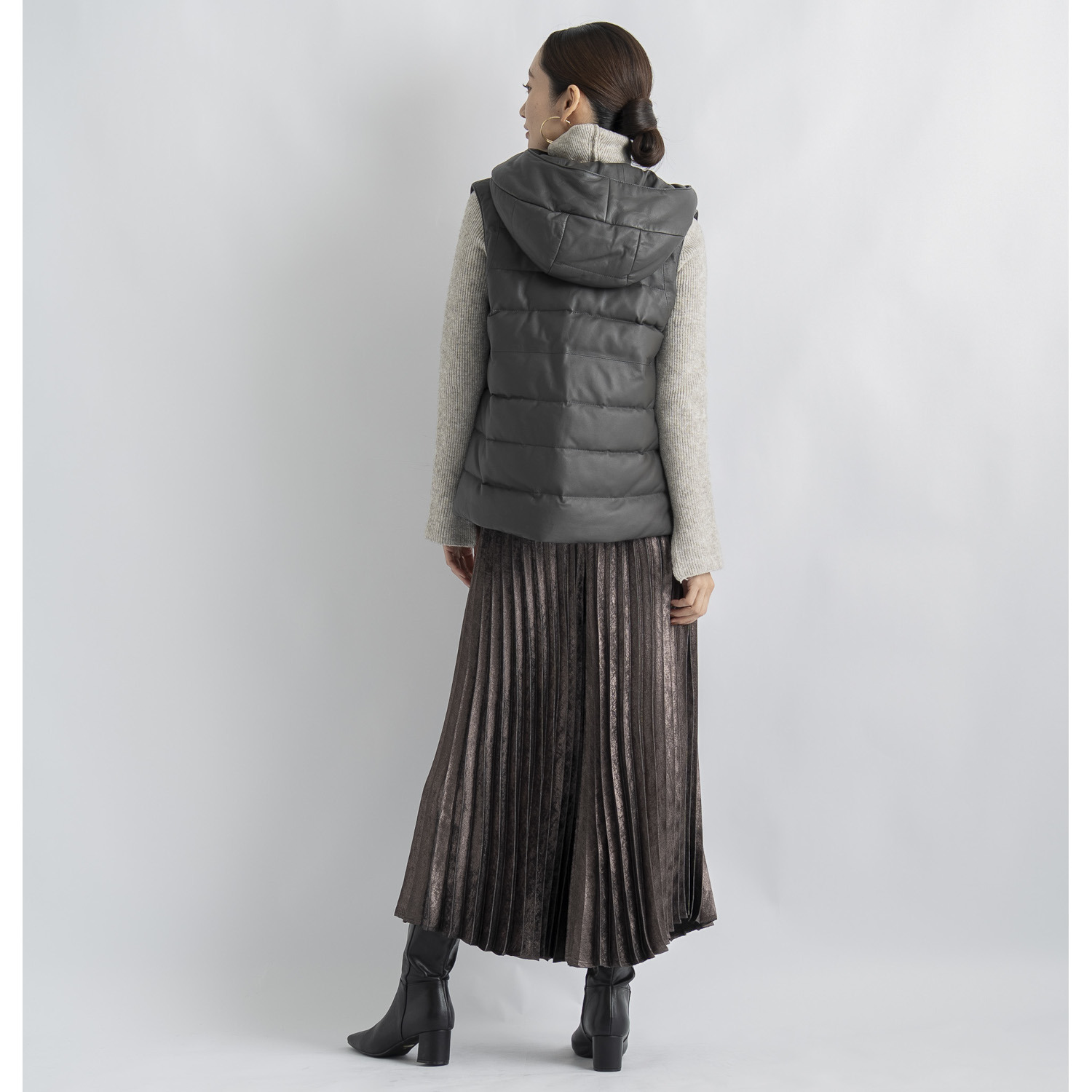 元町ゼラール ソフトラムレザー ラウンドヘムアクセント フーディーダウンベスト