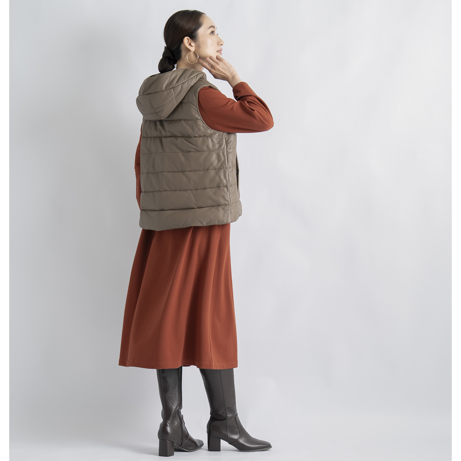 元町ゼラール ソフトラムレザー ラウンドヘムアクセント フーディーダウンベスト