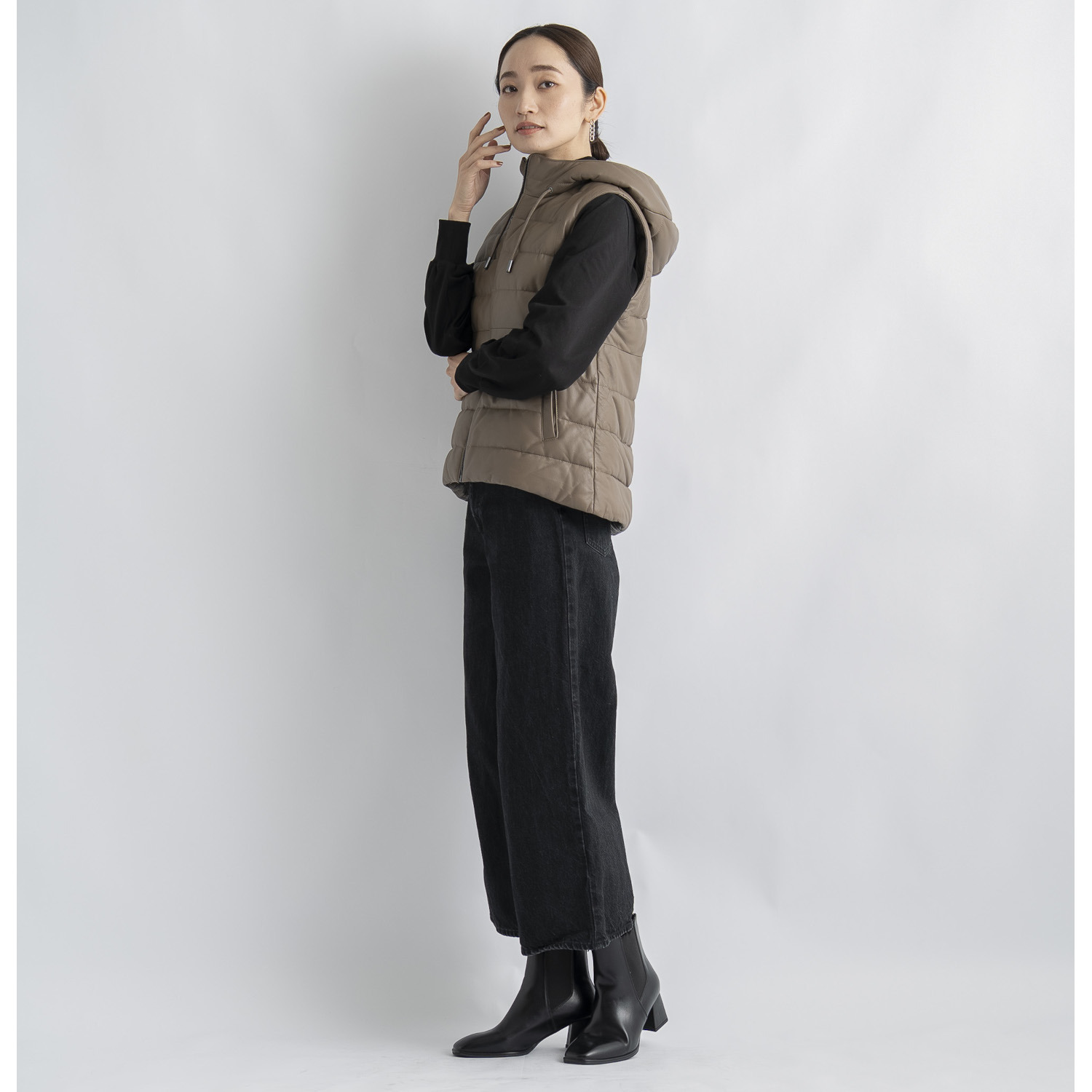 元町ゼラール ソフトラムレザー ラウンドヘムアクセント フーディーダウンベスト