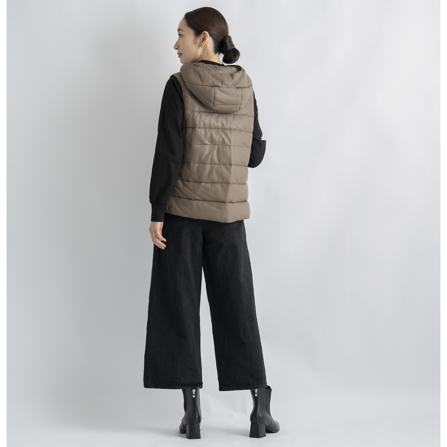 元町ゼラール ソフトラムレザー ラウンドヘムアクセント フーディーダウンベスト