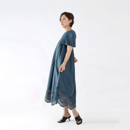 ナディー　バイ　アユーシ 綿素材で涼しい！ 美しいＡラインが特徴的な カットワークワンピース