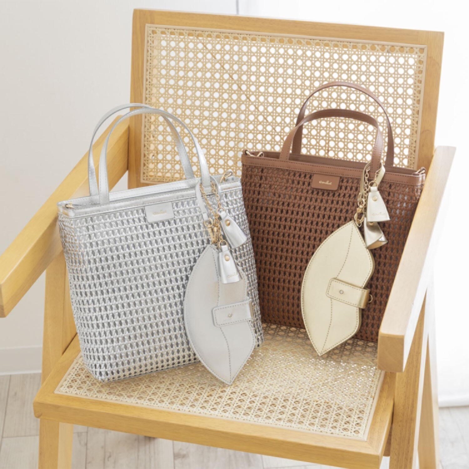 ビジューバイエアリスト ツインベルチャーム付 セミシアーメッシュ ２ウェイトートバッグ