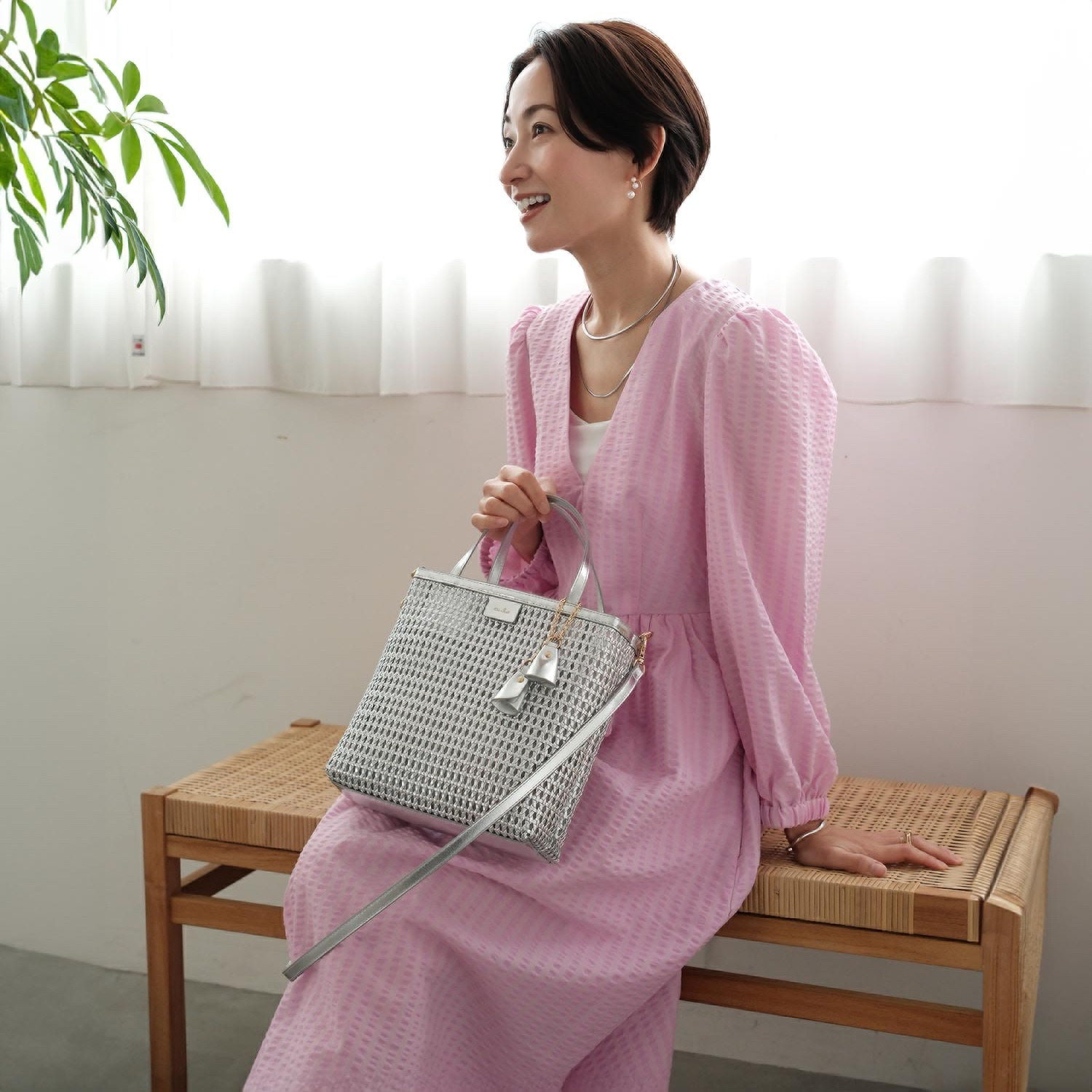 ビジューバイエアリスト ツインベルチャーム付 セミシアーメッシュ ２ウェイトートバッグ