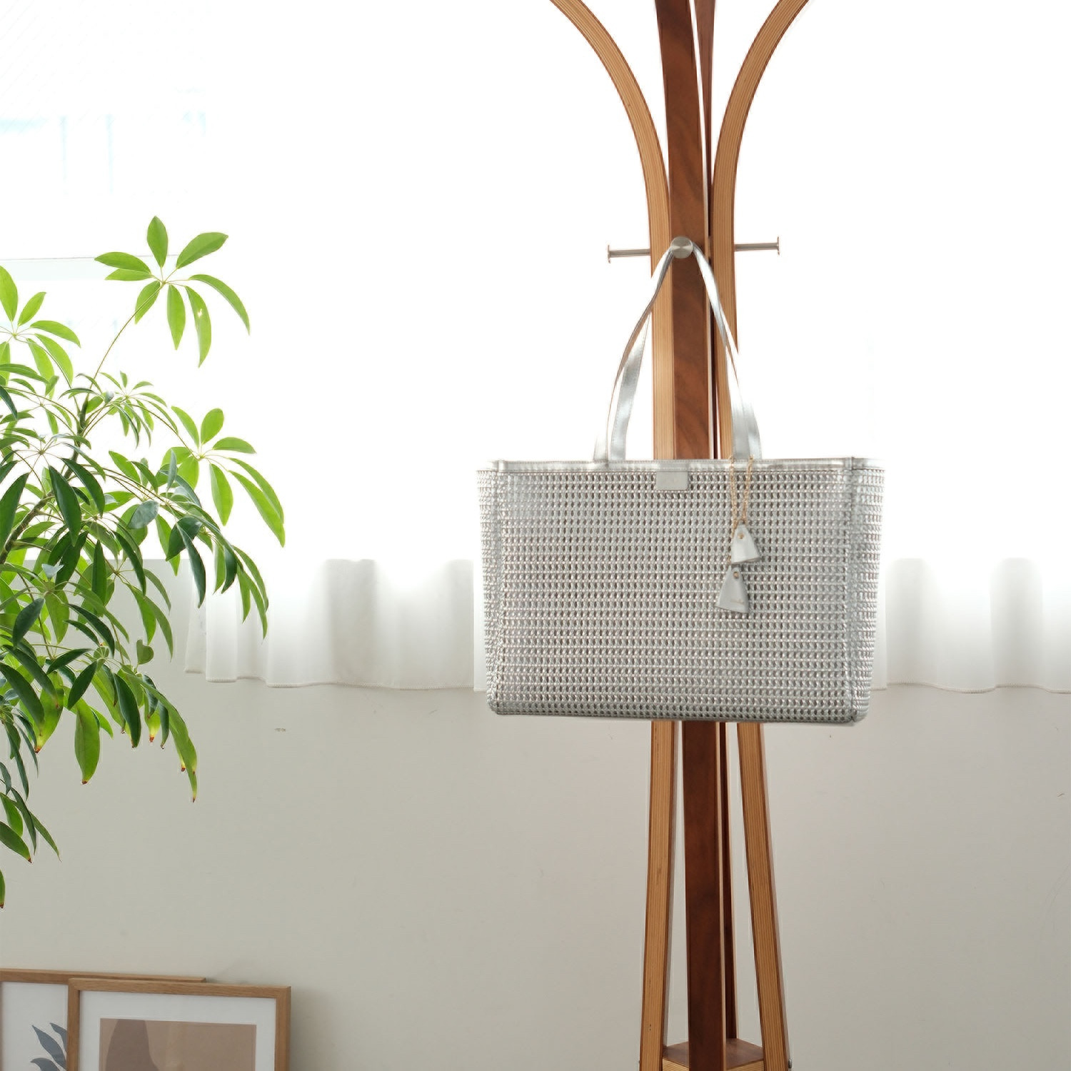 ビジューバイエアリスト ツインベルチャーム付 セミシアーメッシュ ビッグトートバッグ