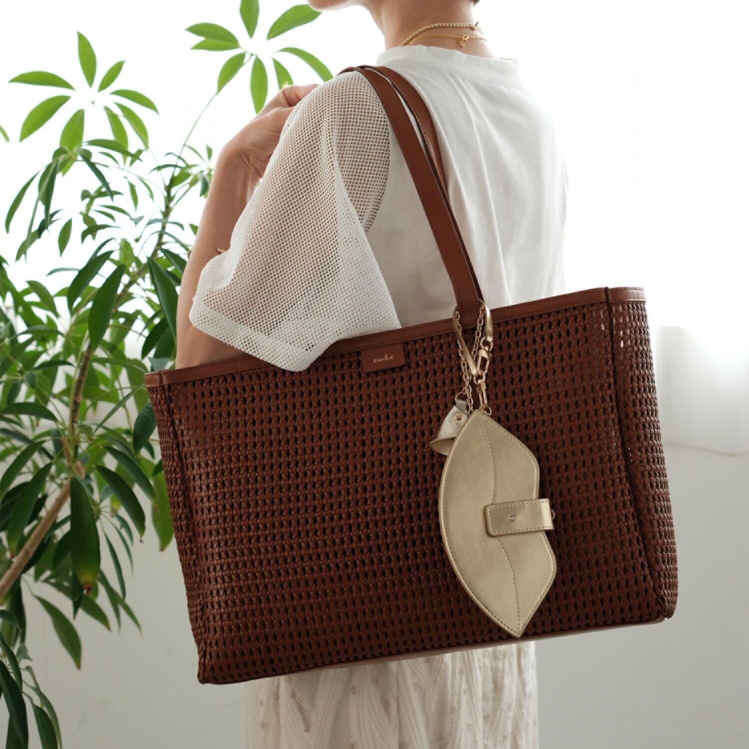 ビジューバイエアリスト ツインベルチャーム付 セミシアーメッシュ ビッグトートバッグ