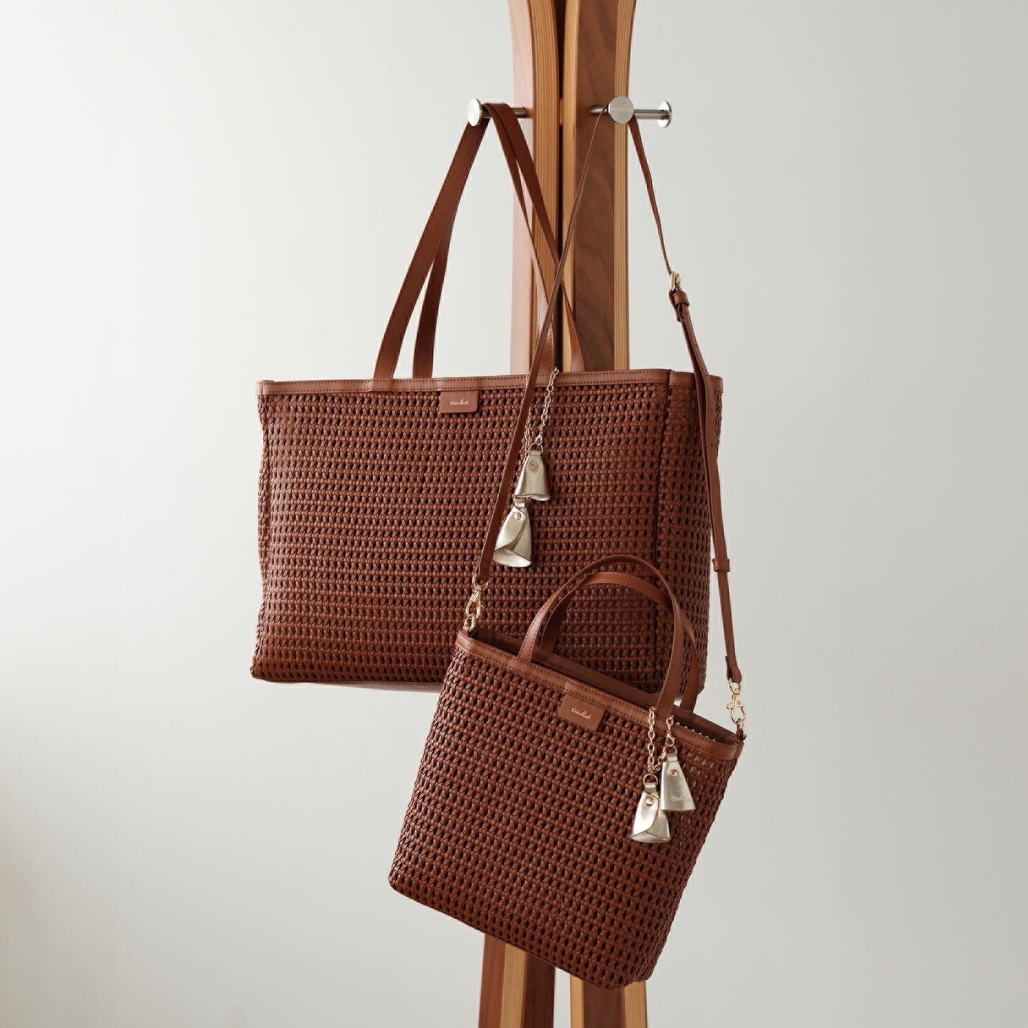 ビジューバイエアリスト ツインベルチャーム付 セミシアーメッシュ ビッグトートバッグ