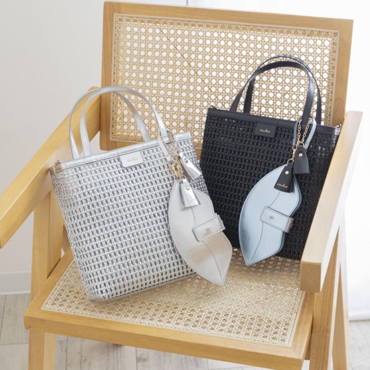 ビジューバイエアリスト リップモティーフ メタリック バッグチャーム型 メガネケース