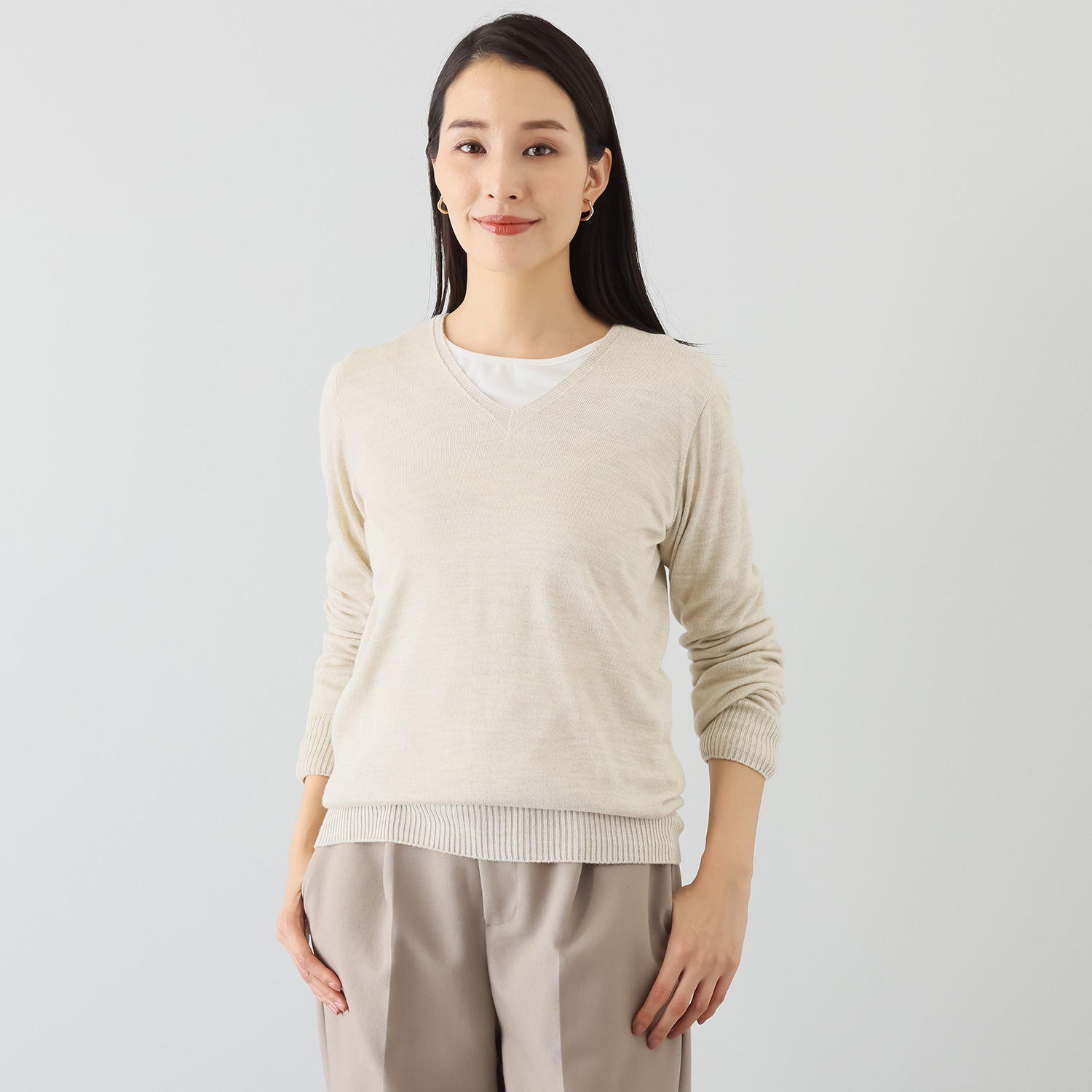 ハセガワ カシミヤより細い スパンシルク１００％ 無縫製Ｖネックセーター