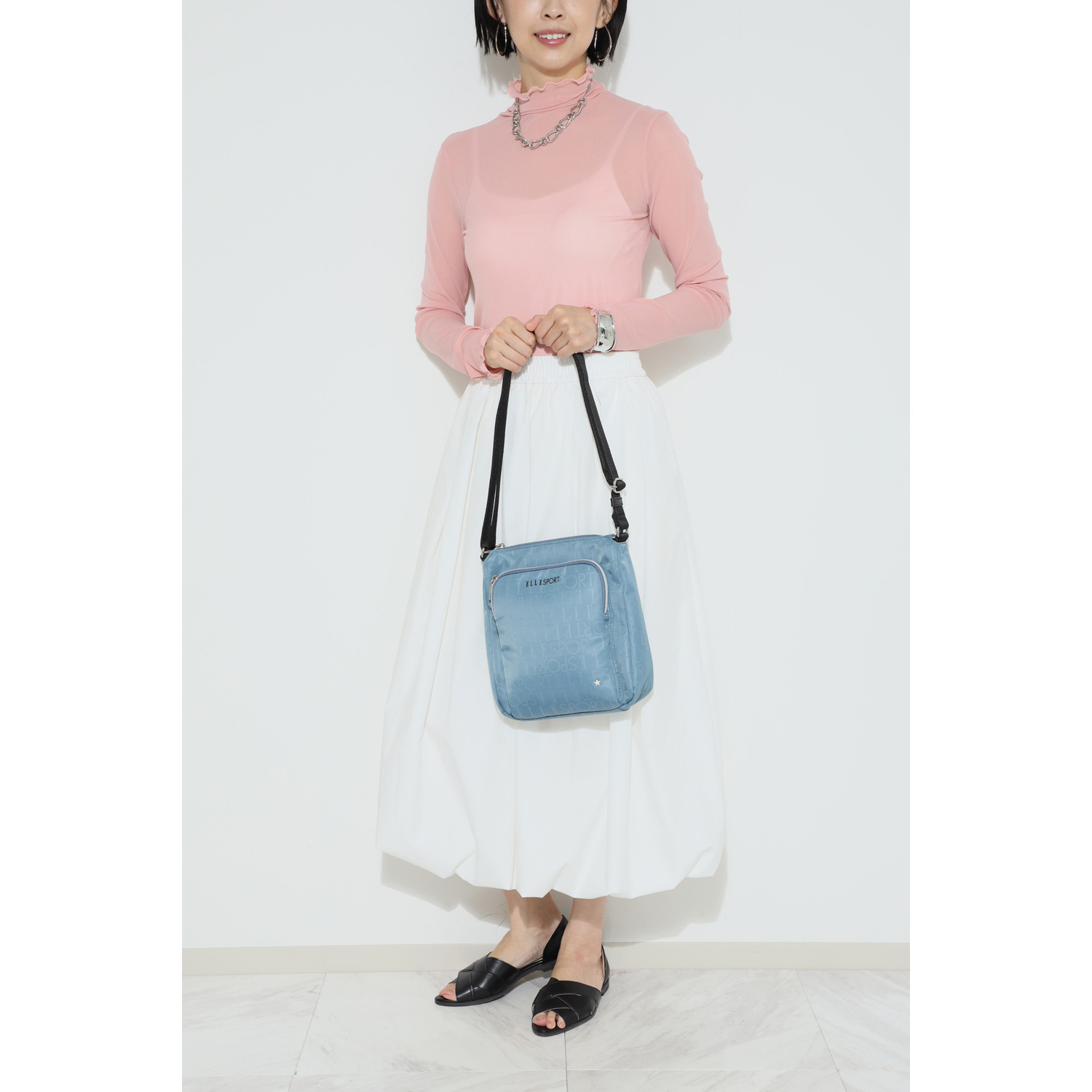 ＥＬＬＥ　ＳＰＯＲＴ はっ水・熱エンボス加工 縦型ショルダーバッグ