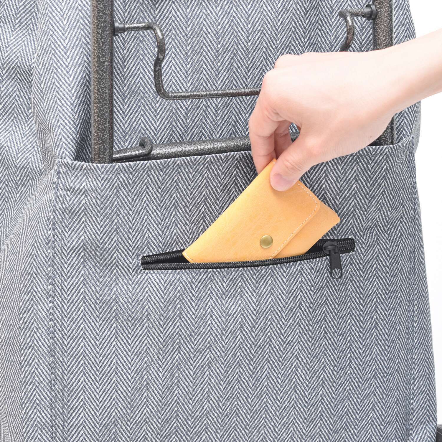 片側３輪タイヤが 段差や階段の移動を 楽々に！ 段差らくらくキャリー エシック