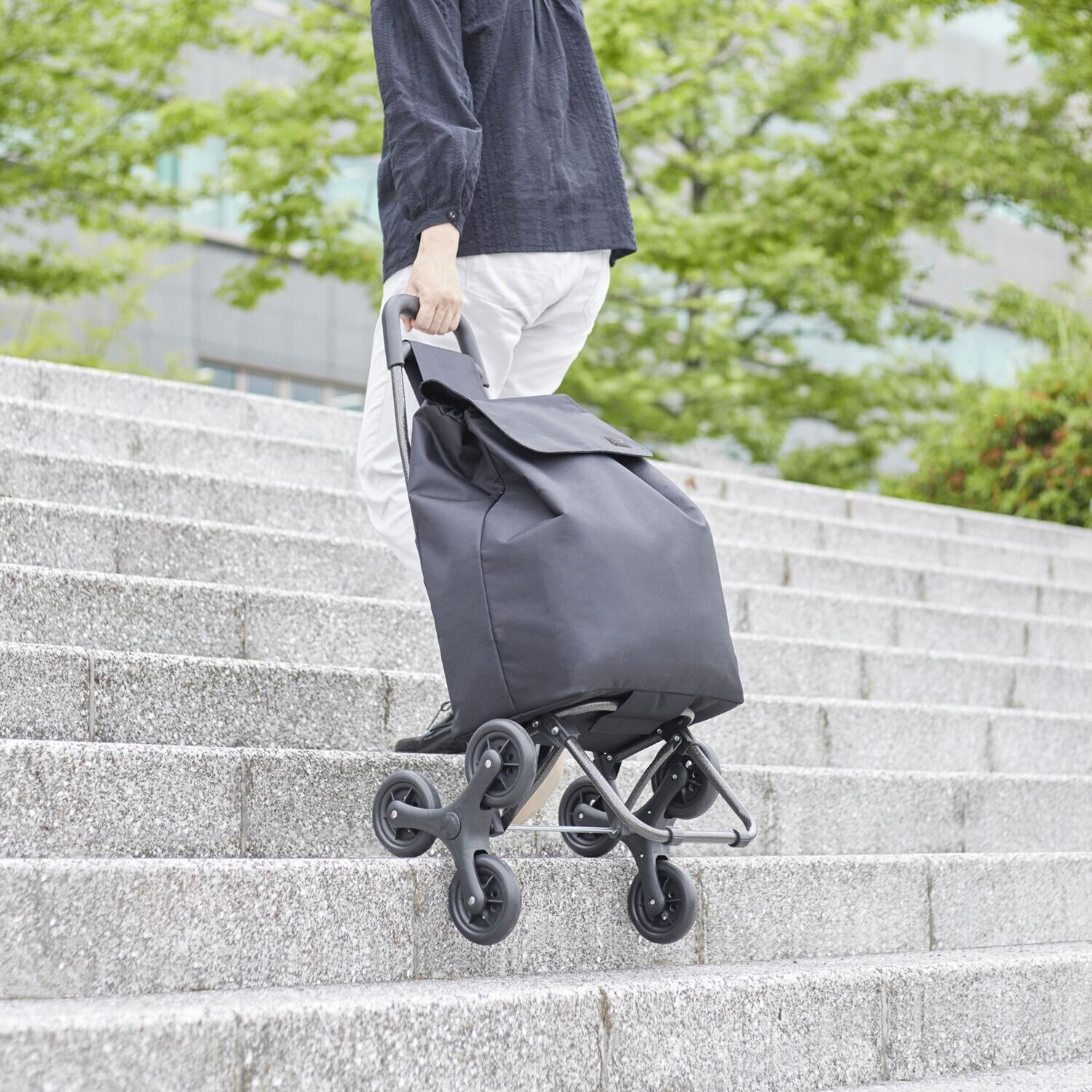 片側３輪タイヤが 段差や階段の移動を 楽々に！ 段差らくらくキャリー エシック