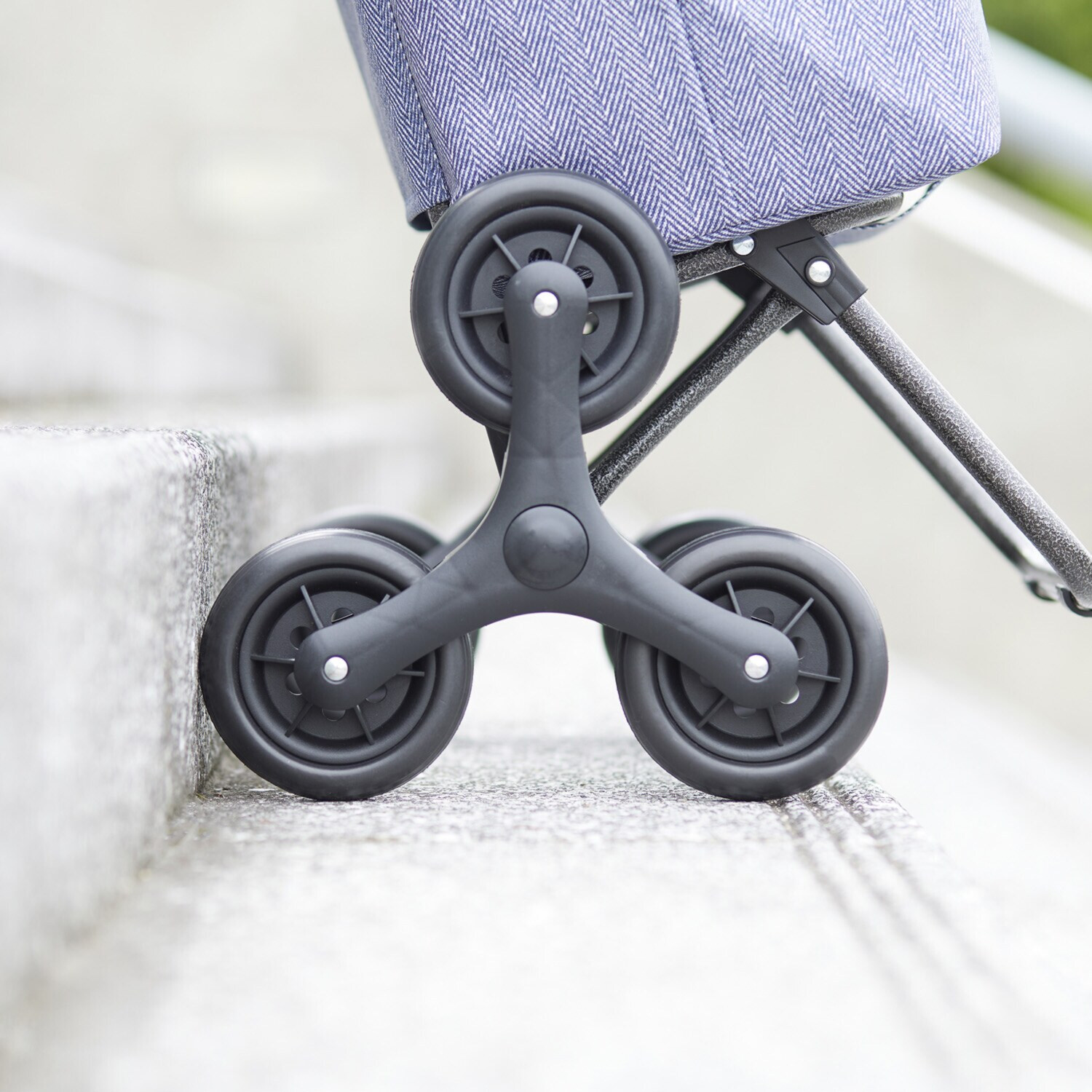 片側３輪タイヤが 段差や階段の移動を 楽々に！ 段差らくらくキャリー エシック