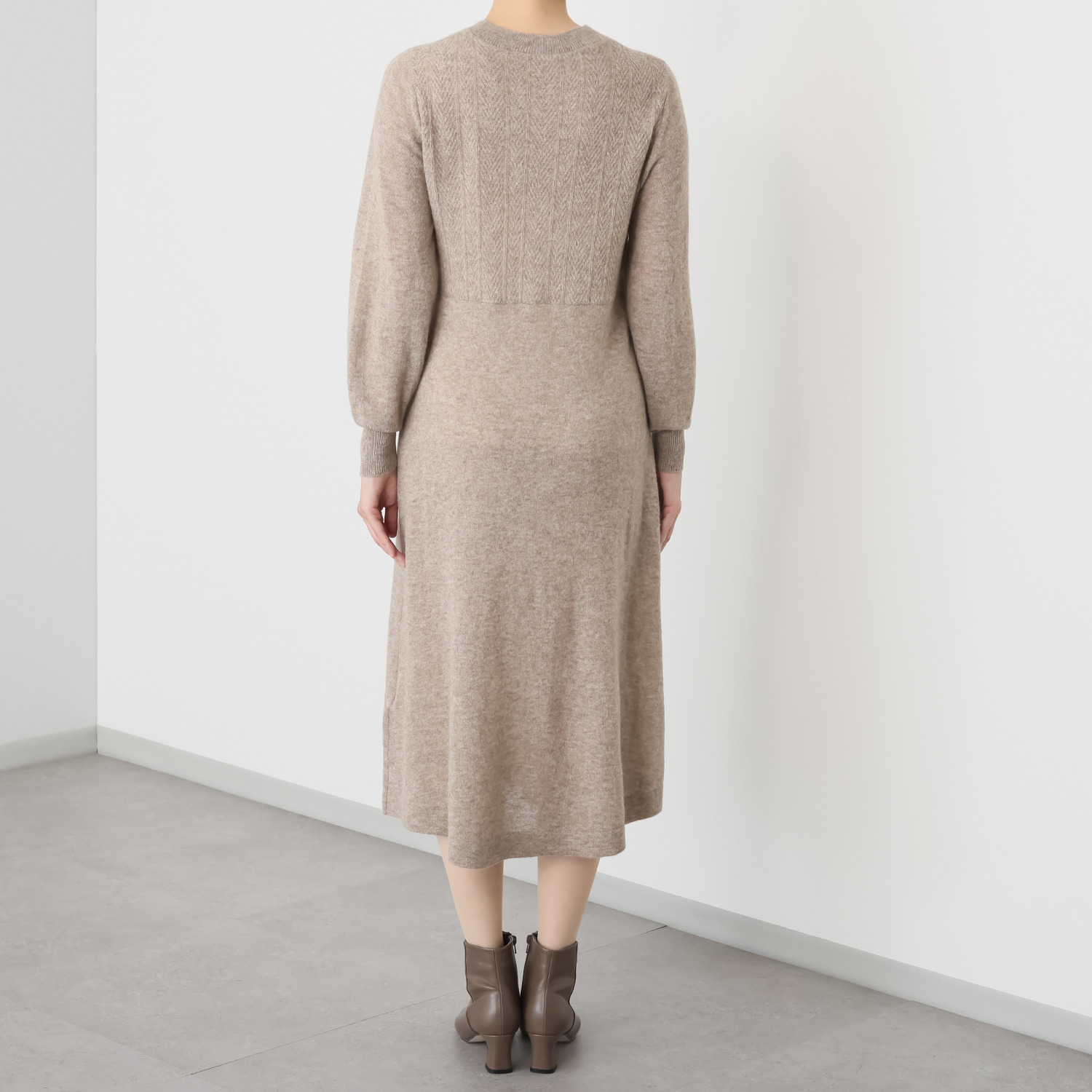 ソアージュ ベビーアルパカ１００％ ふんわり暖かい ヘリンボーン柄 ニットワンピース