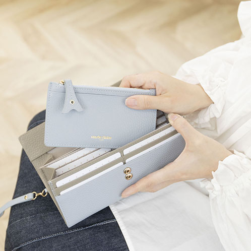 マリ・クレール イタリアンレザー 見やすくて使いやすい！ ガラスビジュウクローバー アクセント ギャルソン長財布