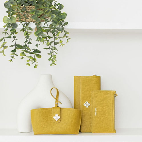 マリ・クレール イタリアンレザー 見やすくて使いやすい！ ガラスビジュウクローバー アクセント ギャルソン長財布