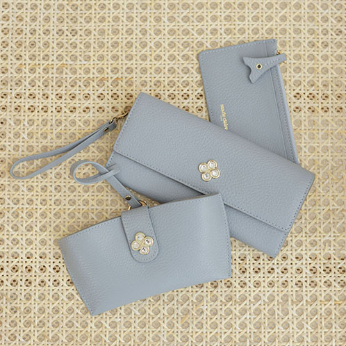 マリ・クレール イタリアンレザー 見やすくて使いやすい！ ガラスビジュウクローバー アクセント ギャルソン長財布