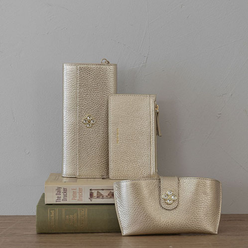 マリ・クレール イタリアンレザー 見やすくて使いやすい！ ガラスビジュウクローバー アクセント ギャルソン長財布