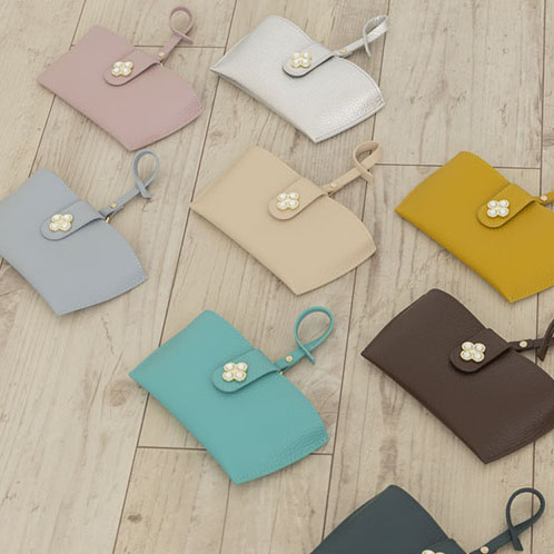 マリ・クレール 牛革 ガラスビジュウクローバー アクセント メガネケースチャーム