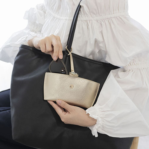 マリ・クレール 牛革 ガラスビジュウクローバー アクセント メガネケースチャーム