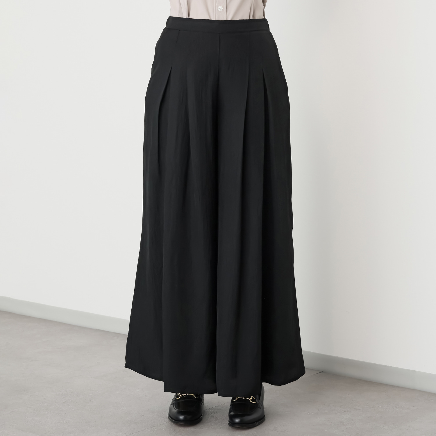 ゴドー 希少なアセテート１００％ ドレープワイドパンツ